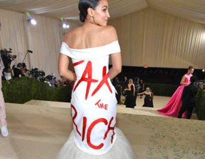 L’abito di Alexandria Ocasio-Cortez al Met Gala