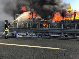 Cerveteri - Mezzo in fiamme sull'A1