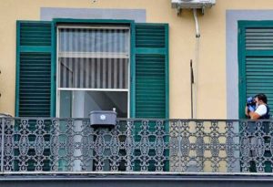 Napoli - Il balcone in via Foria da cui è precipitato il piccolo Samuele