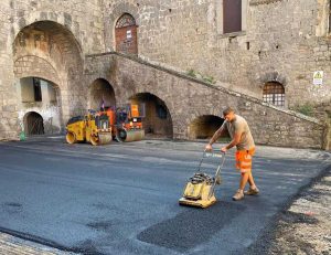 Viterbo - Interventi di asfaltatura in largo Grandori