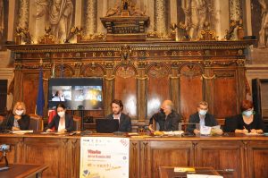 La presidente della consulta comunale del volontariato Donatella Salvatori, l'assessore ai servizi sociali Antonella Sberna, l'assessore alla cultura e al turismo Marco De Carolis, il presidente di Viterbo con Amore Domenico Arruzzolo, il presidente di Cantiere fotografico (e volontario Viterbo con Amore) Roberto Bellucci, curatore della mostra Vent'anni d'Amore, e Chiara De Carolis del Centro servizi per il volontariato