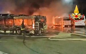 Roma - Incendio nel deposito Atac di via Prenestina