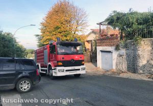 Tetto in fiamme a San Martino al Cimino - I vigili del fuoco