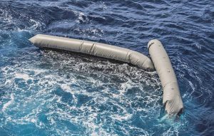 Un gommone affondato in mare