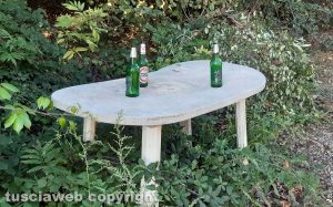 Ronciglione - Un tavolo e bottiglie di birra abbandonate vicino alla Fontanaccia