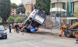 Roma - Asfaltatrice finisce in una voragine