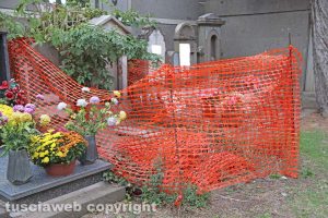 Viterbo - Tomba transennata al cimitero San Lazzaro