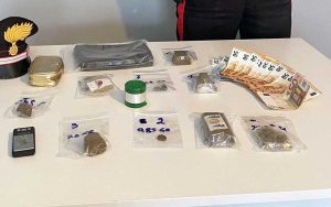 Oriolo Romano - Droga ai giovanissimi - Il materiale sequestrato dai carabinieri