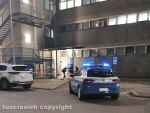 Viterbo - Auto della polizia all'ospedale Santa Rosa