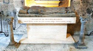 Viterbo - La tomba di Giovanni XXI all'interno della cattedrale