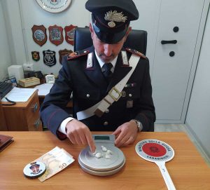 La droga e il materiale sequestrato dai carabinieri di Rieti