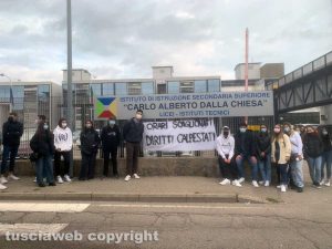 Montefiascone - La protesta degli studenti di fronte all'istituto "Dalla Chiesa"
