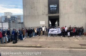 Montefiascone - La protesta degli studenti di fronte all'istituto "Dalla Chiesa"