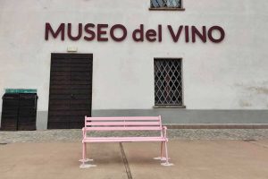 Castiglione in Teverina - La panchina rosa al museo del Vino