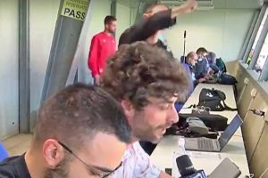 Giornalista viterbese fa il gesto dell'ombrello ai colleghi campani