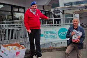 L'Aism consegna i cartoni di mele all'associazione Viterbo con amore