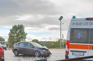 Nepi - Scontro auto-furgoncino