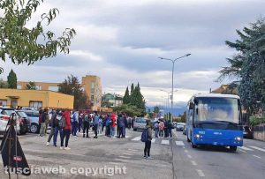 Civita Castellana - La mobilitazione degli studenti del Midossi davanti al deposito Cotral
