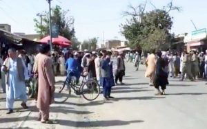 Kunduz - Cittadini per strada dopo l'esplosione alla moschea