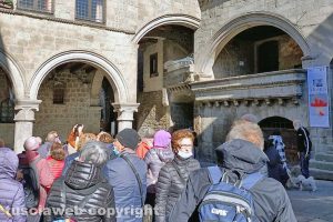 Viterbo - Il telo di plastica in piazza San Pellegrino