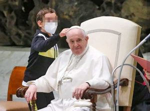 Roma - Bambino si avvicina e si siede acanto al papa