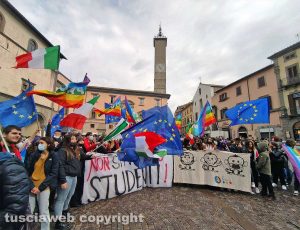 Viterbo - Una manifestazione degli studenti contro orari scaglionati e trasporti