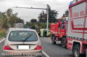 Vetralla - Auto si ribalta sulla Cassia