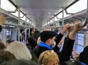 Passeggeri assembrati sulla ferrovia Roma nord