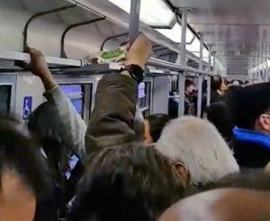 Passeggeri assembrati sulla ferrovia Roma nord