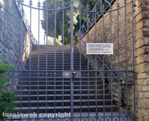 Viterbo - Cancello chiuso a Pratogiardino