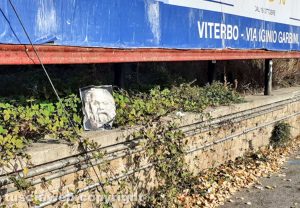 Viterbo - Immagine di Socrate strappata e buttata in mezzo al parcheggio di viale Capocci