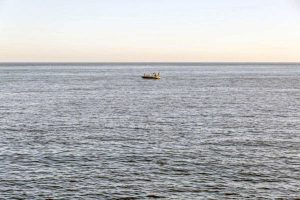 Una barca in mezzo al mare