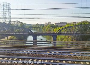 Roma - Ponte dell'Industria andato a fuoco