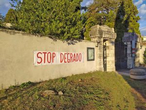 Civita Castellana - Striscione fuori dal cimitero