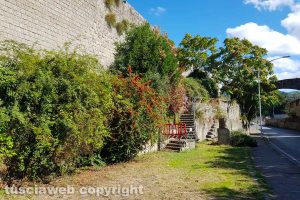 Viterbo - Incuria nel giardino pensile adiacente a Porta Fiorita