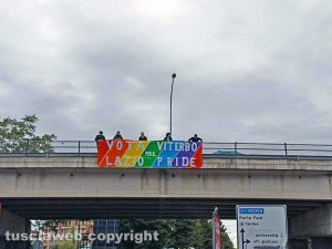 Striscione a favore della candidatura di Viterbo per il Lazio pride