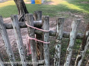 Scuola dell'infanzia di Santa Barbara - La staccionata rotta del giardino