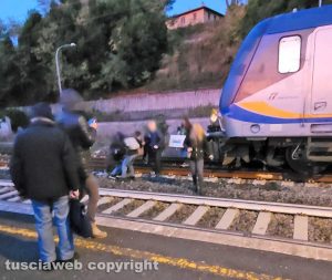 Passeggeri fermi alla stazione di Manziana