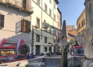 Viterbo - L'intervento dei vigili del fuoco a piazza Fontana Grande