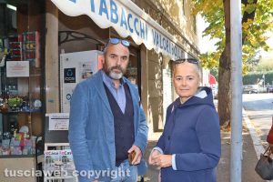 Viterbo - La consigliera comunale Letizia Chiatti (Viterbo 2020) e il referente del quartiere del movimento Stefano Floris sono in viale Bruno Buozzi