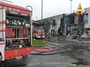 San Donato Milanese - Aereo precipita su un edificio