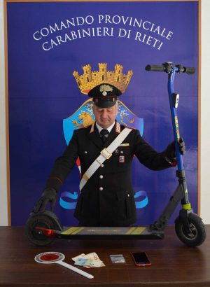 Il monopattino e la droga sequestrata dai carabinieri