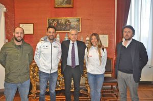 Viterbo - I due atleti con l'amministrazione comunale