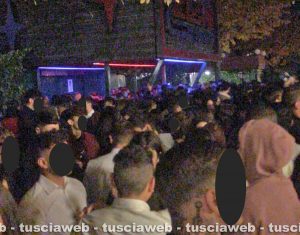 La fila di gente all'entrata della discoteca 2 Cigni