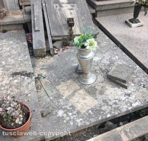 Viterbo - Le condizioni di una tomba al cimitero San Lazzaro