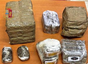 Napoli - Sorpreso con 49 panetti di hashish