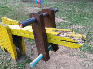 Vejano - Uno dei giochi del parco rotto