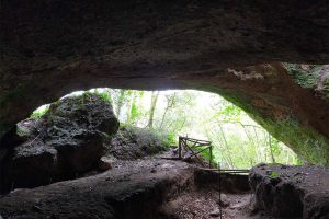 Ischia di Castro - La grotta delle Settecannelle