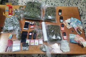 Napoli - Trovato con oltre un chilo di marijuana e un bilancino di precisione