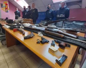 Torino - In garage armi d'assalto e 54 chili di droga